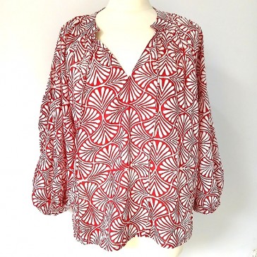Blouse en coton indien à motifs de palmes blanches sur fond rouge avec manches trois quarts