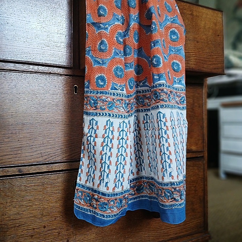 Foulard en coton indien à fleurs orange sur fond bleu