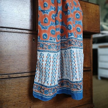 Foulard en coton indien à fleurs orange sur fond bleu