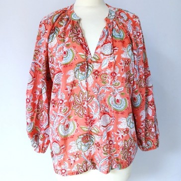 Blouse à manches longues fleurie sur fond corail par Maison Pouic