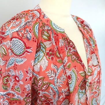 Tunique en coton indien fleurie fond corail.