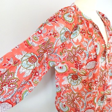 Tunique à manches longues en coton indien à fleurs sur fond corail