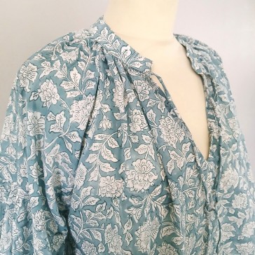 Tunique en coton indien à fleurs blanches sur fond bleu pâle par Maison Pouic.