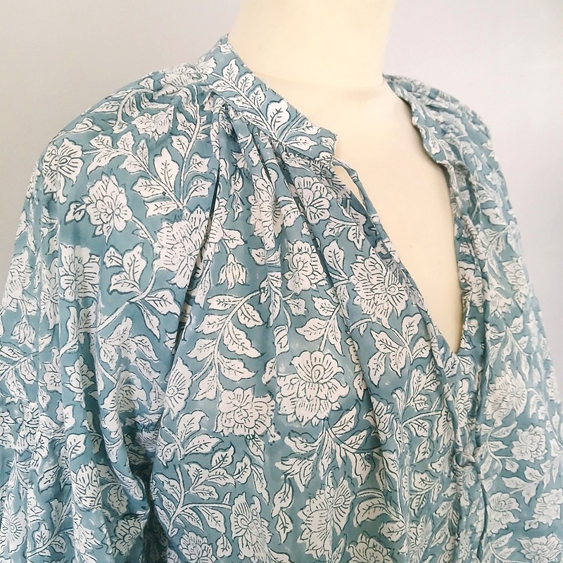 Tunique en coton indien à fleurs blanches sur fond bleu pâle par Maison Pouic