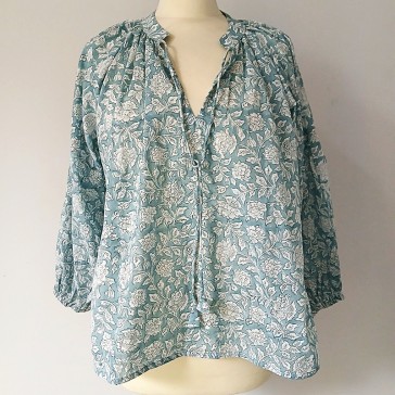 Blouse manches 3/4 en coton indien à fleurs blanches sur fond bleu ciel