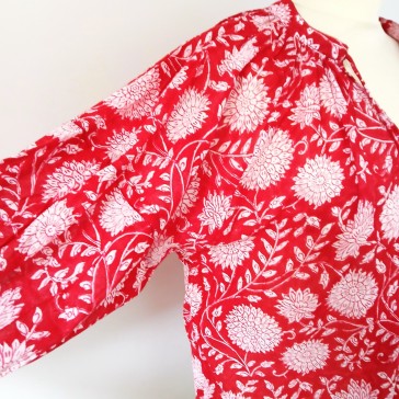 Blouse en coton indien à fleurs blanches sur fond rouge par Maison Pouic.