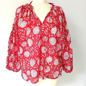 Tunique à manches 3/4 en coton indien à fleurs blanches sur fond rouge.