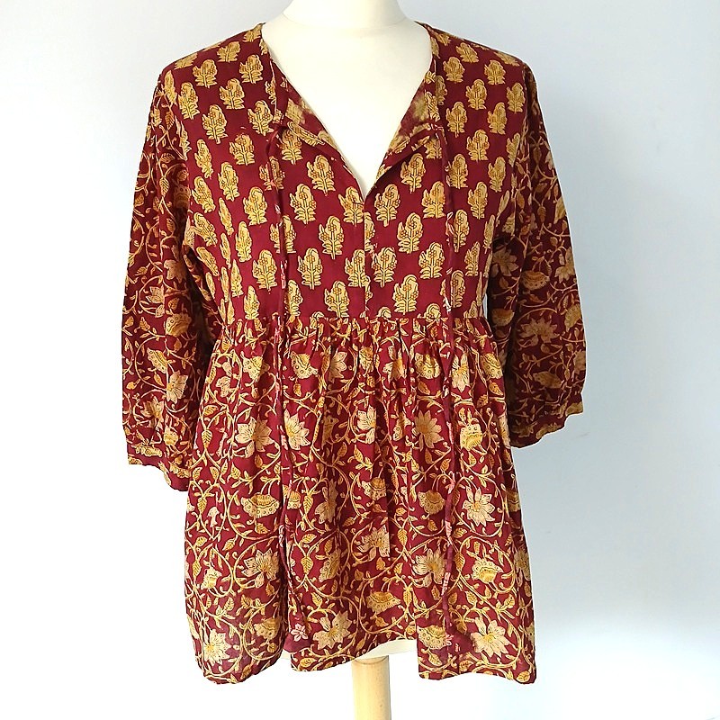 Tunique à fronces et fleurs jaunes moutarde sur fond bordeaux par Maison Pouic