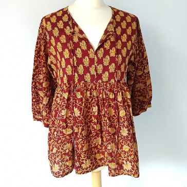 Tunique à fronces et fleurs jaunes moutarde sur fond bordeaux par Maison Pouic