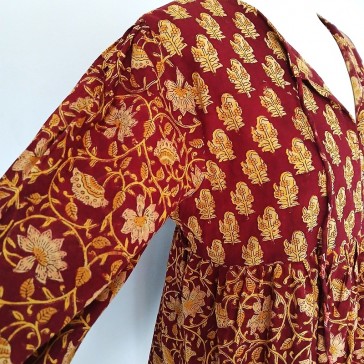 Blouse à fronces et manches longues bordeaux avec petites fleurs ocres par Maison Pouic