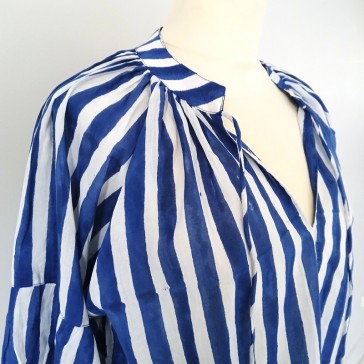 Blouse rayée bleue et blanche en coton indien par Maison Pouic.