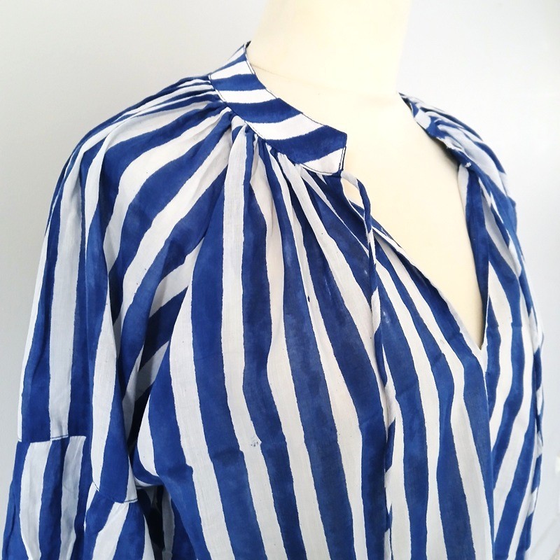Blouse rayée bleue et blanche en coton indien par Maison Pouic.