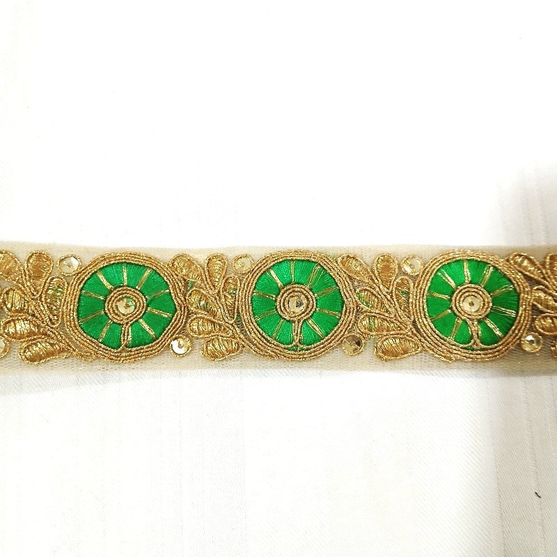 Ruban indien à fleurs vertes et feuilles dorées vendu à la coupe