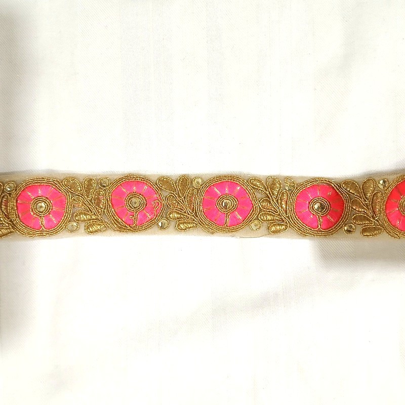 Galon indien à fleurs roses et feuilles dorées vendu à la coupe