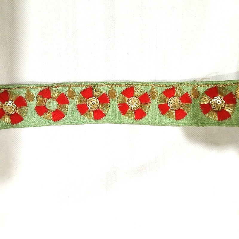 Ruban indien brodé vert à fleurs rouges et dorées