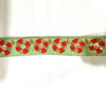 Ruban indien brodé vert à fleurs rouges et dorées