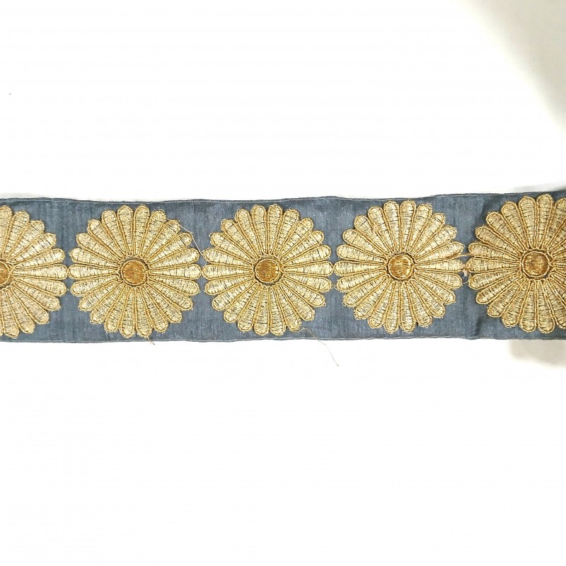 Ruban indien brodé gris à grandes fleurs dorées
