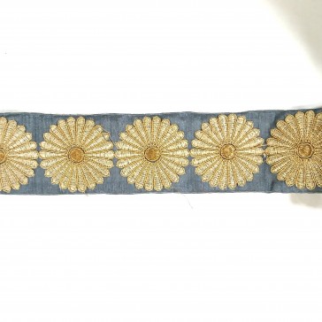 Ruban indien brodé gris à grandes fleurs dorées