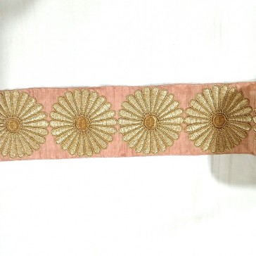Ruban indien rose poudré à grandes fleurs brodées dorées vendu à la coupe