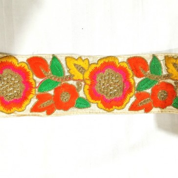 Galon indien à fleurs brodées oranges, vertes et jaunes vendu à la coupe