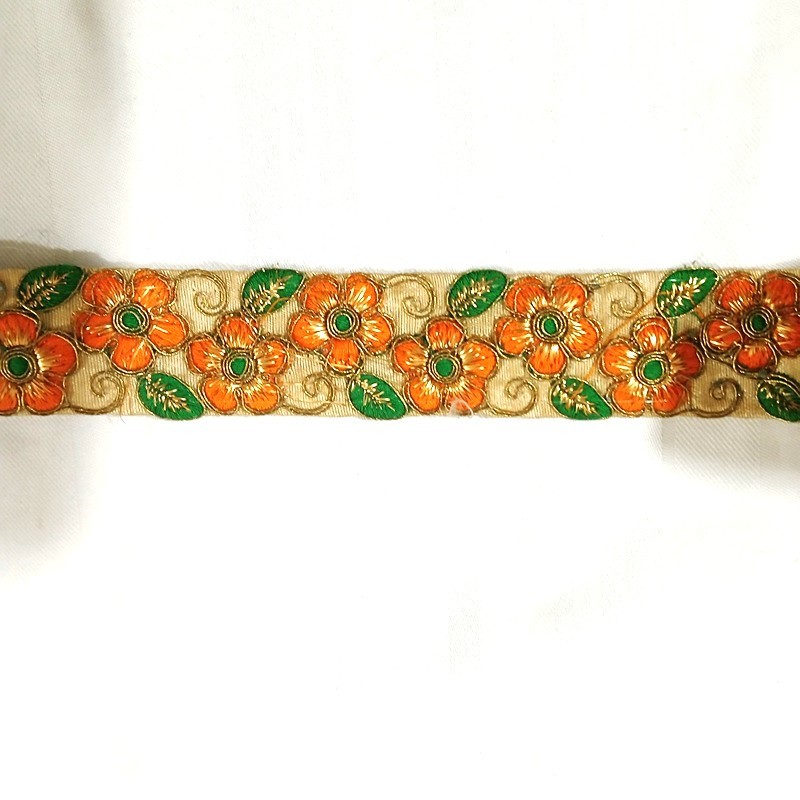 Ruban indien à petites fleurs brodées vertes et or vendu à la coupe
