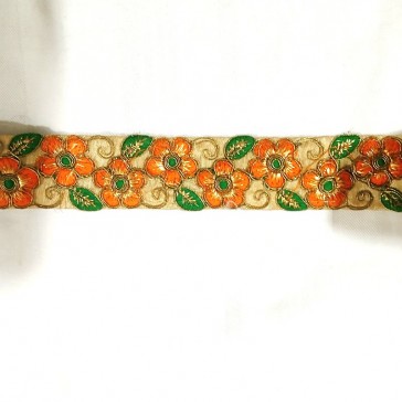 Ruban indien à petites fleurs brodées vertes et or vendu à la coupe