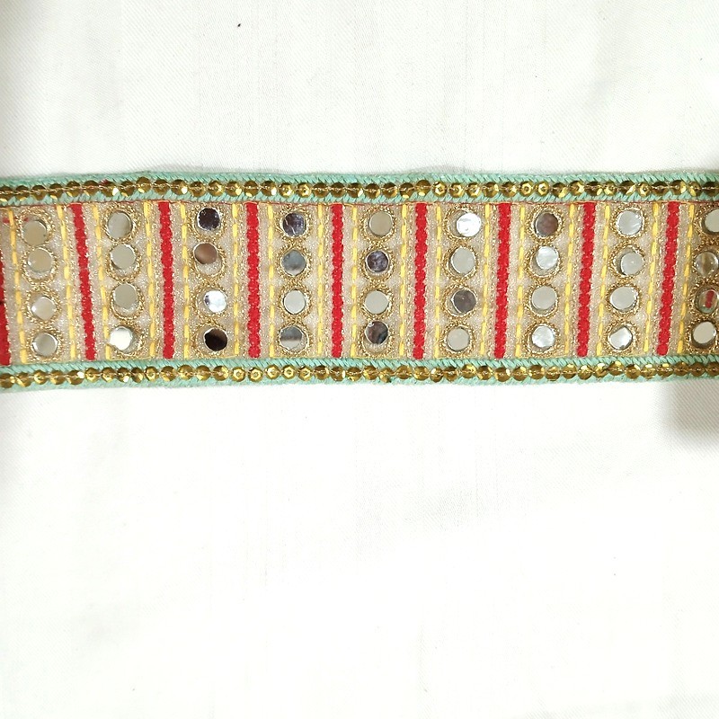 Galon indien vert, jaune et rouge à petits miroirs, vendu à la coupe