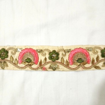 Galon indien brodé de fleurs roses, vertes et or vendu à la coupe