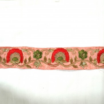 Ruban indien brodé de fleurs rouges et vertes à ramages dorés sur fond rose