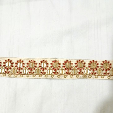 Galon indien beige à petites fleurs brodées rouges et or et miroirs