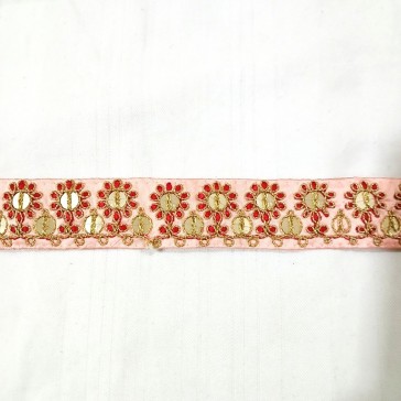 Ruban indien rose brodé de fleurs rouges, or et de petits miroirs vendu à la coupe
