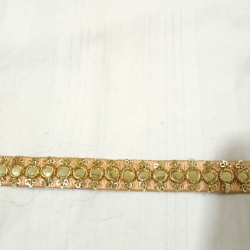 Ruban indien rose poudré brodé de sequins dorés et de petits miroirs vendu à la coupe