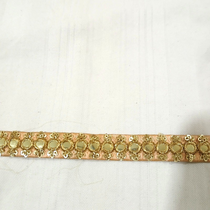 Ruban indien rose poudré brodé de sequins dorés et de petits miroirs vendu à la coupe