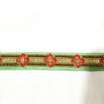 Ruban indien vert brodé de sequins dorés et de petites fleurs rouges