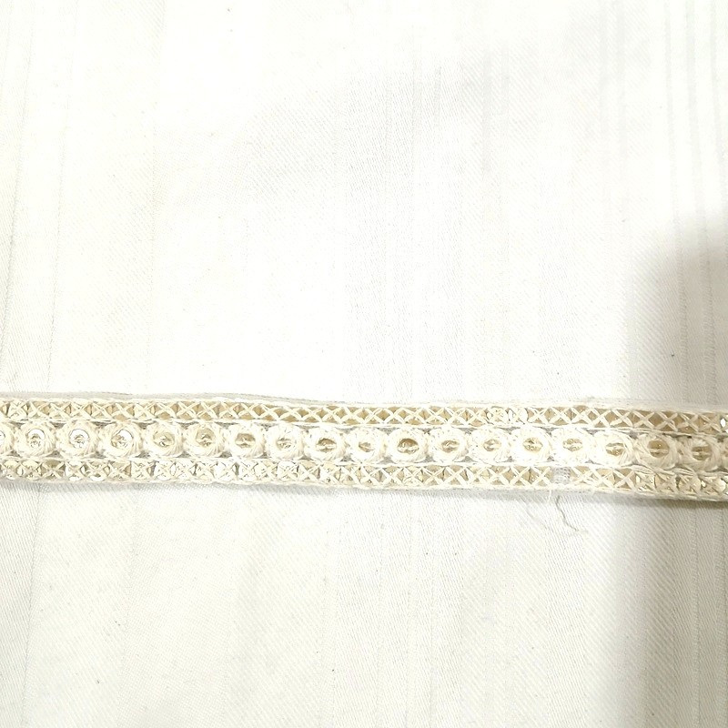 Ruban indien brodé blanc cassé à petits ronds façon miroir
