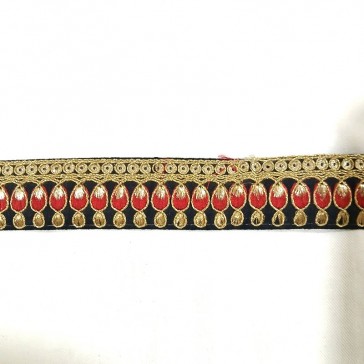 Ruban indien brodé rouge et or sur fond noir