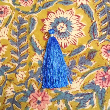 Lot de quatre pompons 7 cm bleu Klein