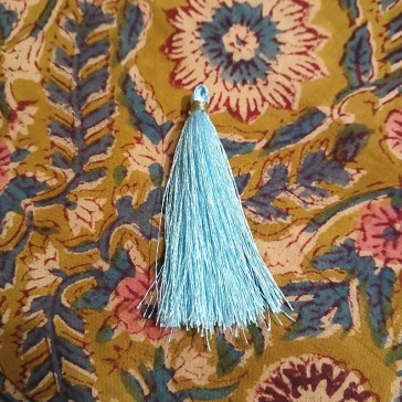 Lot de quatre pompons 7 cm bleu ciel