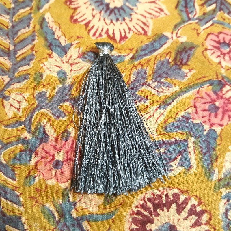 Lot de 4 pompons gris foncés