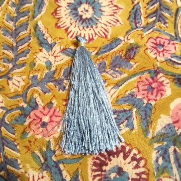 Lot de quatre pompons 7 cm gris clair