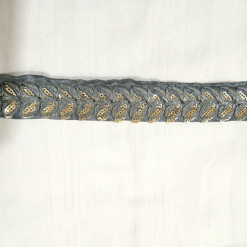 Ruban indien gris orné de sequins dorés vendu à la coupe