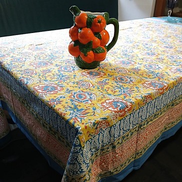 Nappe carrée en coton indien à fond jaune et fleurs bleues et orange sur fond jaune par Maison Pouic