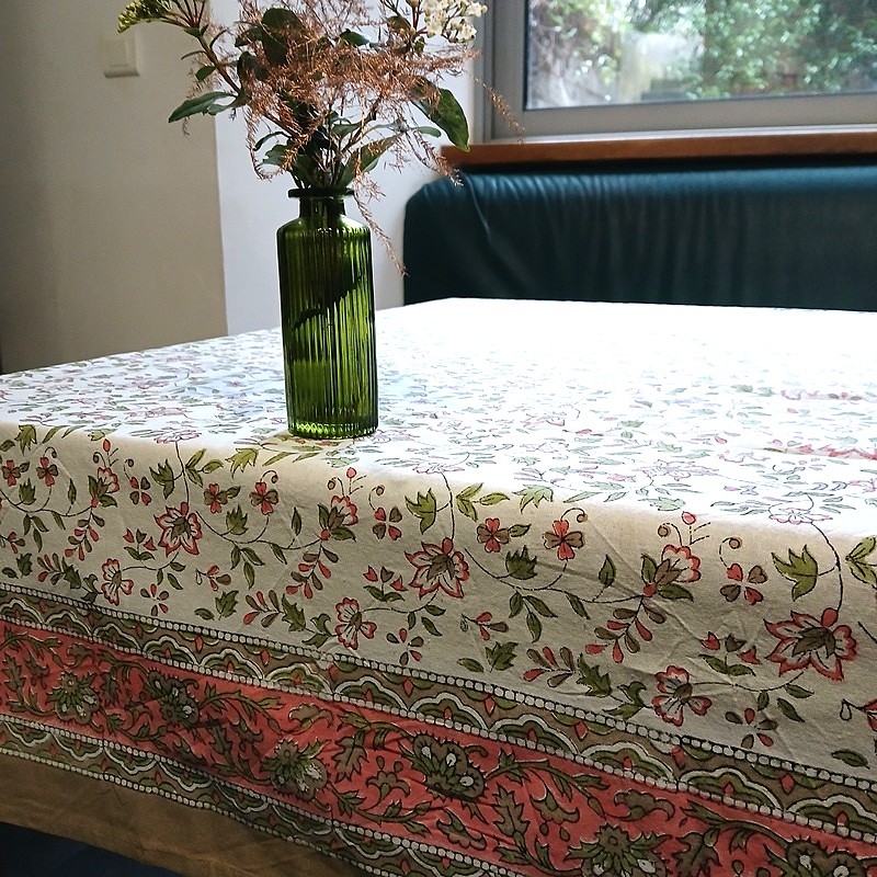 Nappe en coton indien à fleurs roses et vertes sur fond blanc par Maison Pouic