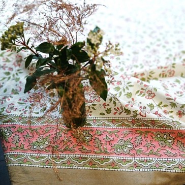 Nappe en indienne fleurie rose et verte sur fond blanc avec frise marron
