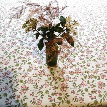 Nappe en coton indien à fond blanc et fleurs roses et vertes sur fond blanc par Maison Pouic
