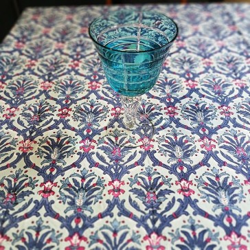 Nappe en coton indien rectangulaire fleurie bleue et rose par Maison Pouic