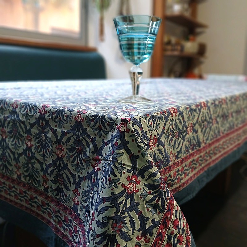 Nappe en indienne fleurie bleue et rose fond bleu ciel par Maison Pouic