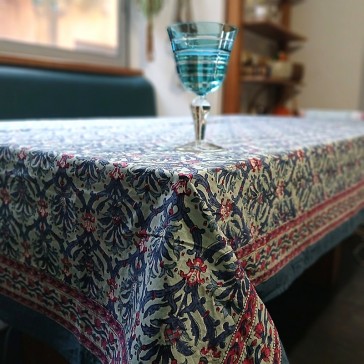 Nappe en indienne fleurie bleue et rose fond bleu ciel par Maison Pouic