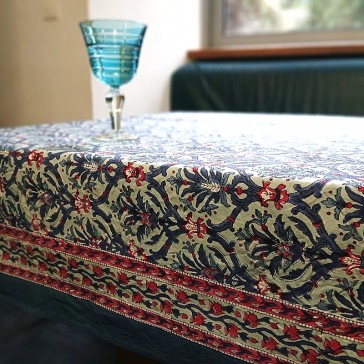 Nappe rectangulaire à fleurs bleues et roses avec frise par Maison Pouic