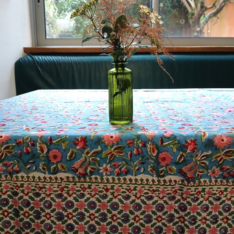 Nappe en indienne fleurie rose, rouge et verte sur fond bleu par Maison Pouic